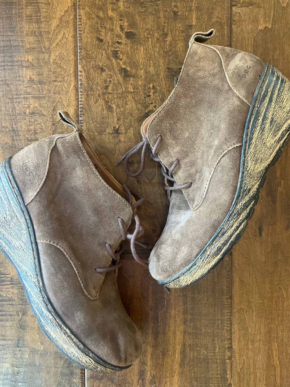 b.o.c. by Børn "Naydeen" brown suede wedge lace-up chukka ankle booties Sz. 8